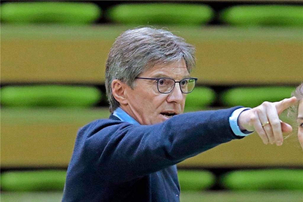 Recklinghäuser Unmut über Stadion-Pläne des TuS Bövinghausen Jetzt auch noch Regionalliga-Fußball? Ludger Zander, Sportwart des Recklinghäuser LC, organisiert im Stadion Hohenhorst seit Jahrzehnten Leichtathletik-Veranstaltungen.