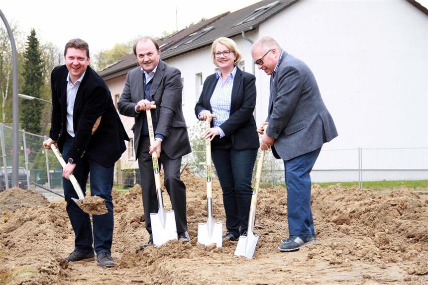Jetzt geht es los: Der symbolische Spatenstich für die großen Bauvorhaben. Bürgermeister Rajko Kravanja (v.l.), Costa Boulbos sowie die Apotheker Maria Elisabeth Ewert und Lorenz Ewert.