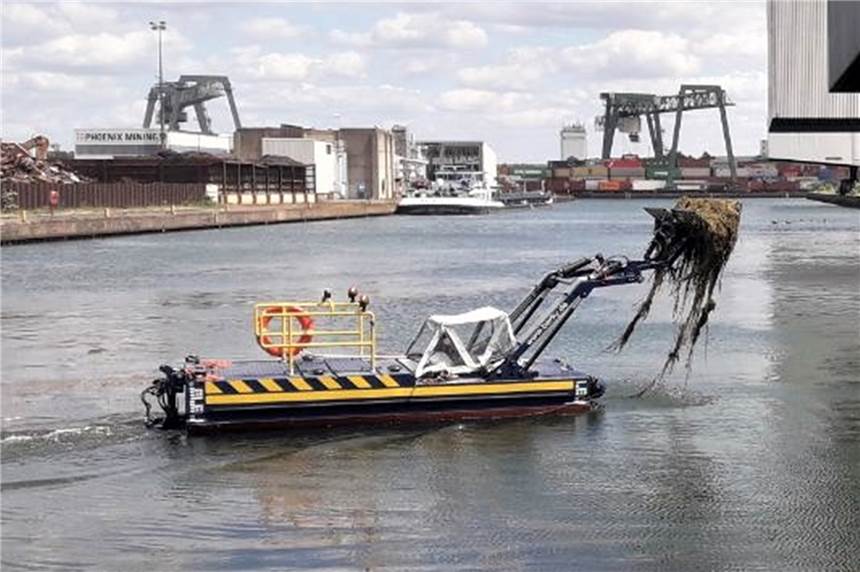 „Mähndy“ - Der Hafen hat jetzt ein Mäh-Boot mit Wortspiel im Namen Jetzt hat der Hafen sein eigenes Mähboot "Mändy" im Einsatz gegen die Wasserpest.