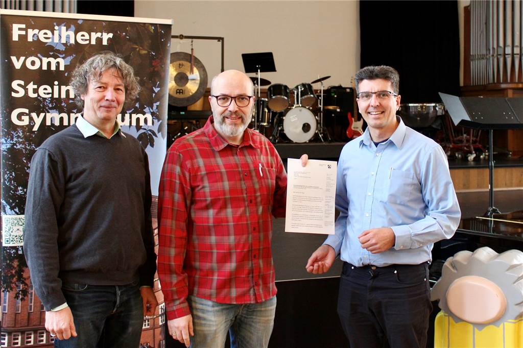 Nach anderthalb Jahren warten: Stein-Gymnasium hat neuen Konrektor (v.l.) Wilhelm Böhm (Schulleiter), Abel Varga (stellvertretender Schulleiter), Sven Meyhöfer (Dezernent)