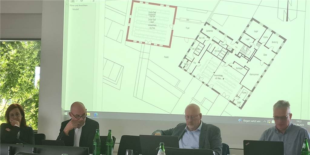 Sanierungsstau Eppingscher Hof: Zwei konkrete Ideen auf dem Tisch Jetzt liegen zwei konkrete Pläne für die Umgestaltung und Erweiterung des Eppingschen Hof auf dem Tisch.