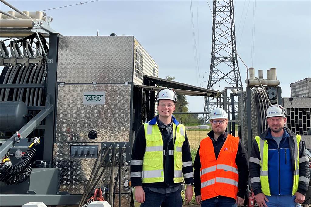 Amprion zieht Kabel über die A31: Sperrung von Legden bis Gescher Baukontrolleur Jannik Bröcker (v.l.), Pressesprecher Hendrik Jostes und Bauleiter Heinrich Moser auf eier Baustelle der Amprion.