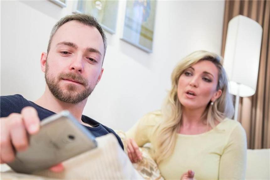 Diese Strategien helfen gegen Smartphone-Sucht „Jetzt schaut der schon wieder nach der neuesten Nachricht.“ Smartphone-Dauergucken kann das Leben und die Beziehung ganz schön beanspruchen. Foto: Christin Klose/dpa-tmn