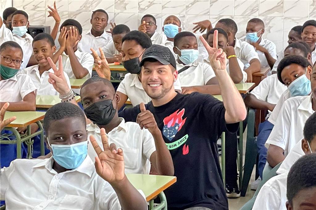 RTG-Lehrer reist nach Äquatorialguinea – mit vielen Briefen im Gepäck Dennis Kuhlmeier inmitten der Schülerschaft einer Schule in Äquatorialguinea.
