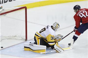 Jewgeni Kusnezow (r) von den Washington Capitals trifft gegen Torhüter Matt Murray von den Pittsburgh Penguins. Foto: Alex Brandon