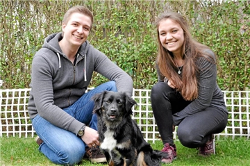 Jil Berkemeyer und Daniel Schulz freuen sich, dass ihre Hündin Nala bei der "Schönsten Schnauze" eine Runde weiter gekommen ist.