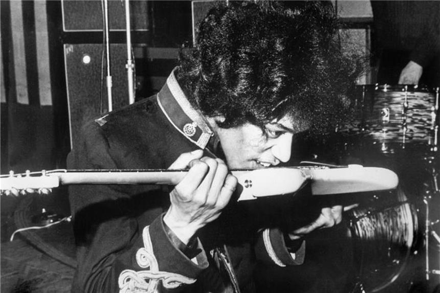 Jimi Hendrix spielt seine Gitarre auch mit der Zunge und den Zähnen. Foto: UPI