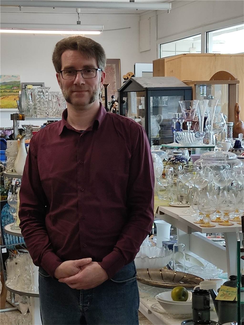 „Auf Messers Schneide weiterentwickelt“ - Sozialunternehmen feiert Geburtstag Jimi T. ist einer der 13 neuen Angestellten, die seit der Gründung vor fünf Jahren Teil des Help2007-Teams geworden sind. Er ist für das Online-Geschäft und die Social Media Auftritte zuständig.