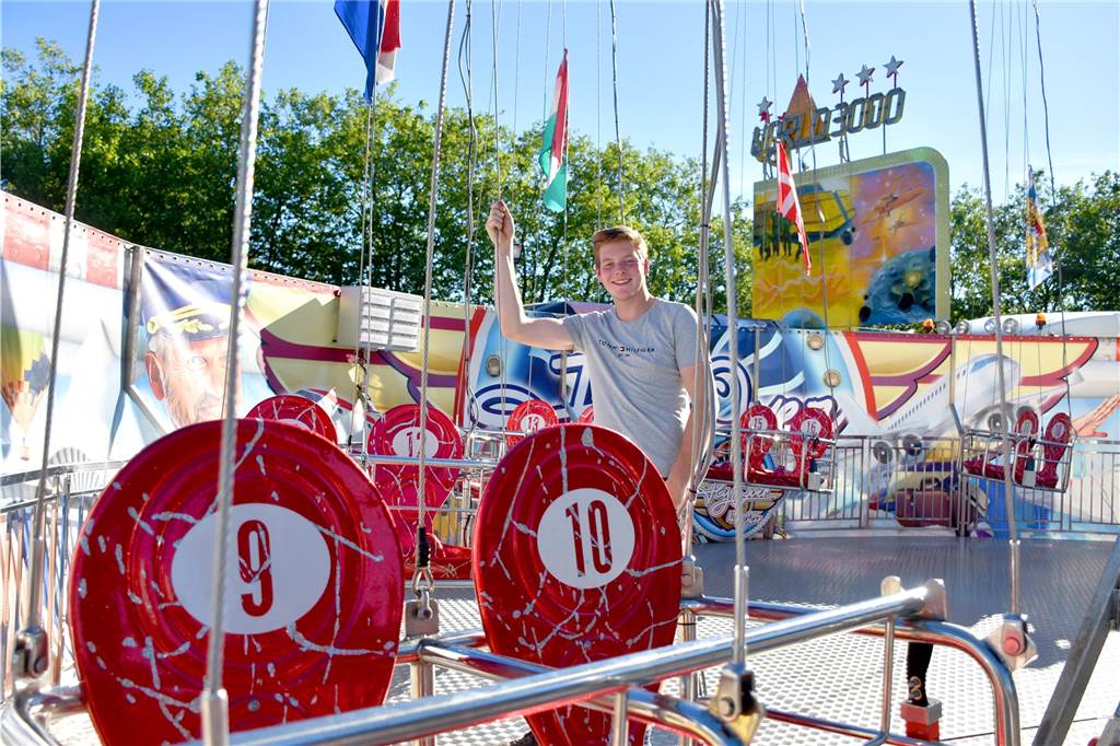 Jimmy Jake Piontek freut sich auf seine Kirmes-Premiere in Ahaus Jimmy Jake Piontek auf seinem Riesenkettenflieger "Fly Over"