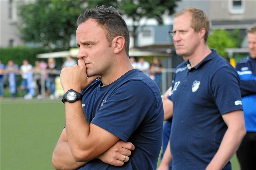 „Ich habe Lukas Kothe gesagt, dass es sein Spiel wird“ Jimmy Thimm in Nachdenker-Pose. Nach dem Spiel hatte der Coach allen Grund zum Jubeln. Über den Matchwinner Lukas Kothe sagte er: „Ich habe ihm vor der Partie gesagt, dass es heute sein Spiel wird.“