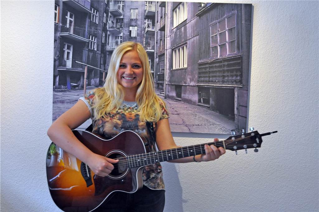 Jo Marie Dominiak: Was Marcel Schmelzer vom BVB mit „The Voice of Germany“ zu tun hat Jo Marie Dominiak hat sich das Gitarre spielen selbst beigebracht. Mit Gitarre schreibt sie auch ihre eigenen Lieder.