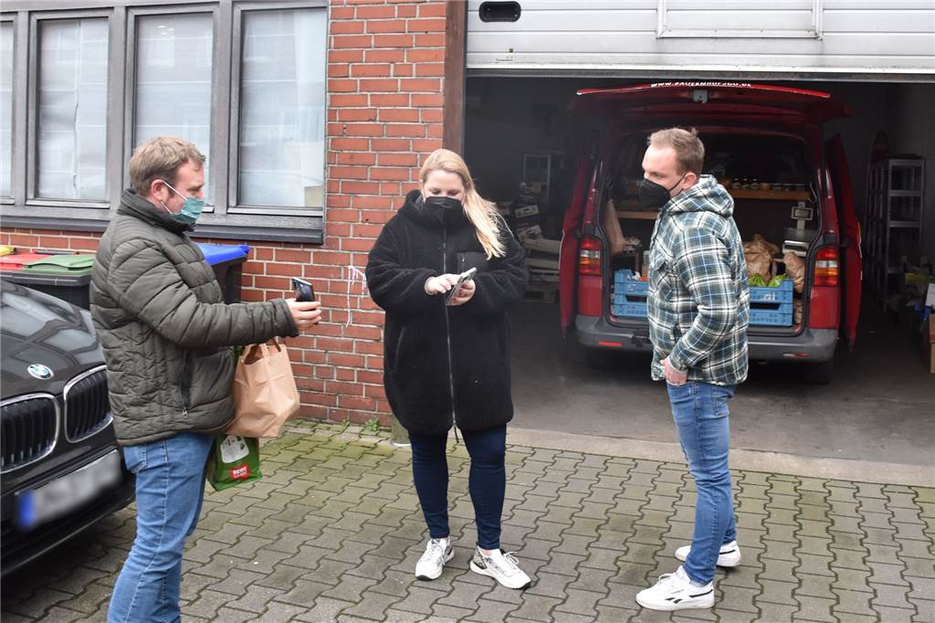 Lebensmittel per App retten - Nur drei Lüner Unternehmen machen mit Joachim Freytag holt sich seine Tüte direkt am Lager ab. Bezahlt hat er vorher schon online.