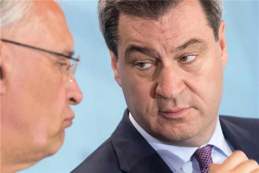 Joachim Herrmann Innenminister von Bayern (CSU) und Markus Söder, Bayerischer Ministerpräsident (CSU)in der bayerischen Staatskanzlei. Foto: Peter Kneffel