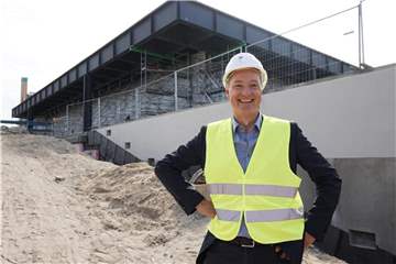 Joachim Jäger, Leiter der Neuen Nationalgalerie, ist mit dem Voranschreiten der Bauarbeiten zufrieden. Foto: Jörg Carstensen