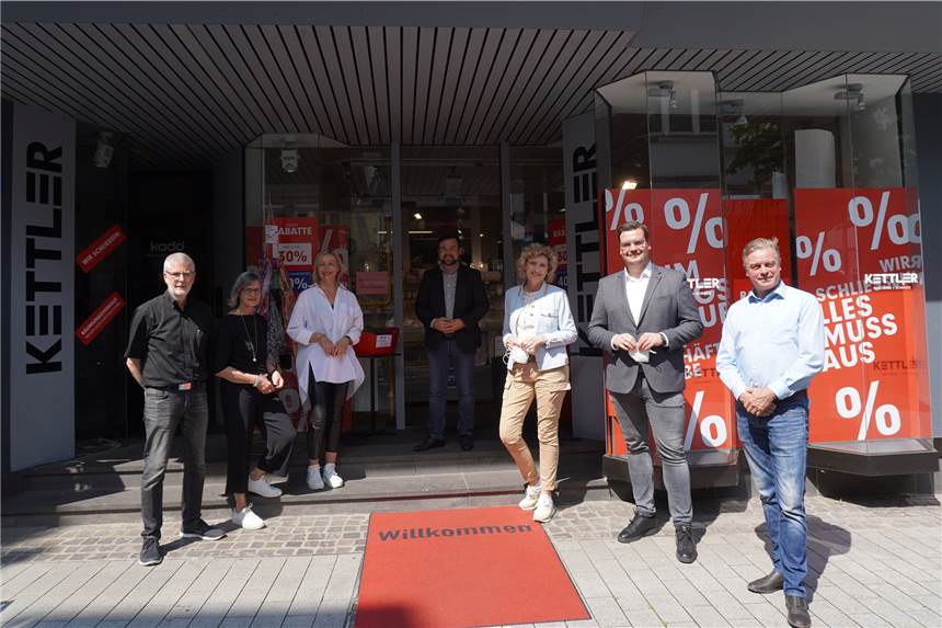Nachfolgerin für Kettler an der Hüsingstraße steht fest Joachim Kockelke (1.v.l.) übergibt an Sandra Brand (3.v.r.).