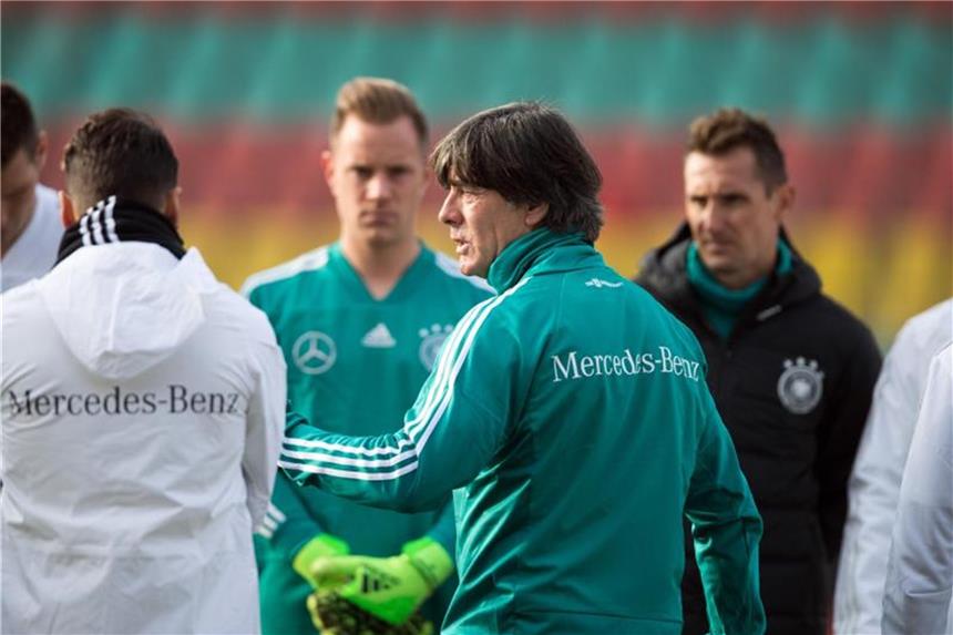 Wembley-Experte Löw vor nächstem Rekord Joachim Löw bereitet seine Spieler auf die Partie in England vor.