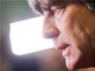 Joachim Löw drückt den deutschen Korbjägern die Daumen: "Holt euch vielleicht den Titel." Foto: Julian Stratenschulte