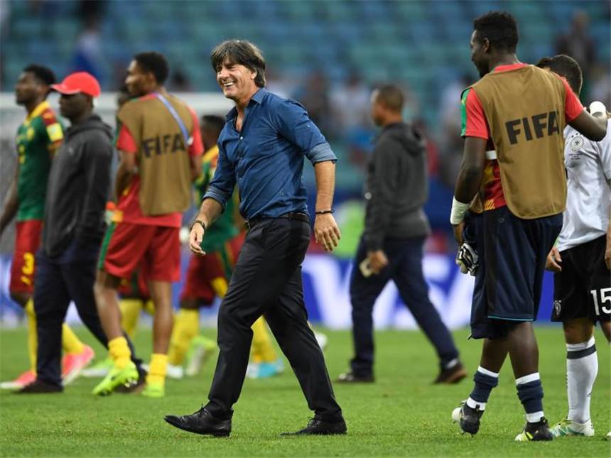 Joachim Löw: "Ich bin wirklich stolz auf die Jungs" Joachim Löw freut sich in Sotschi nach dem 3:1 gegen Kamerun mit den Spielern über den Sieg. Foto: Marius Becker