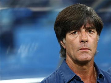 Joachim Löw hält die Millionen-Einkäufe der chinesischen Super League für einen falschen Weg. Foto: Christian Charisius