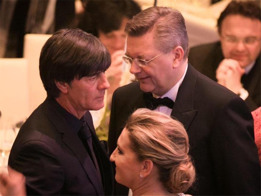 Grindel schweigt zu Details im Löw-Vertrag Joachim Löw (l) und DFB-Präsident Reinhard Grindel geben nicht alle Vereinbarungen preis. Foto: Frank Rumpenhorst