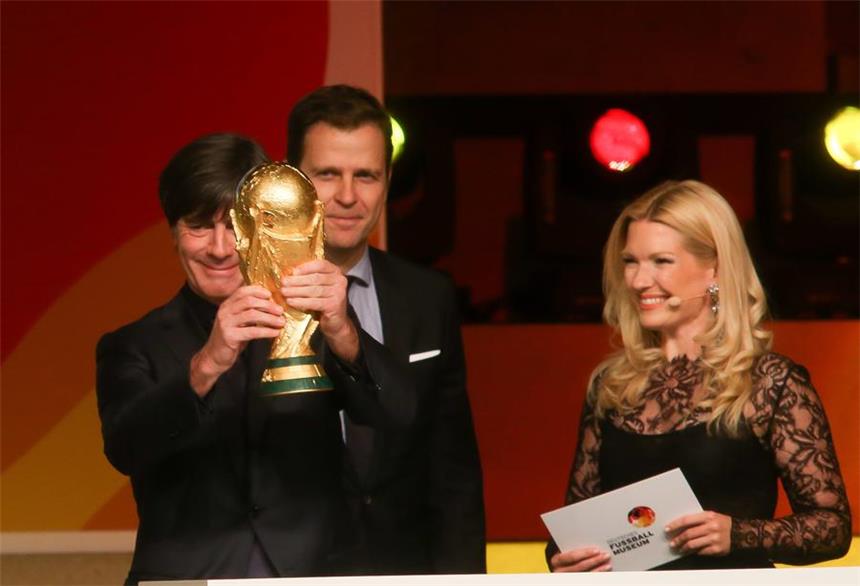 Joachim Löw (l.v.) und Oliver Bierhoff präsentieren den WM-Pokal. Sky-Moderatorin Jessica Castrop moderiert die Eröffnungsgala. 