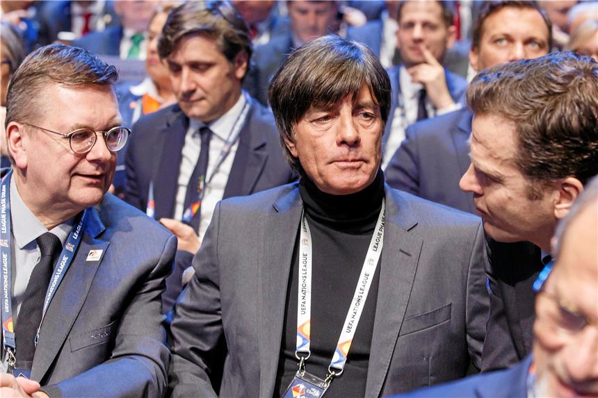 Joachim Löw (M.) war mit der Auslosung zufrieden.