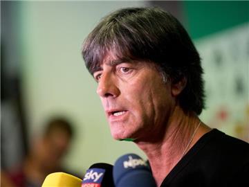 Joachim Löw warnt davor, dass "alle Verträge nichts mehr wert" sein könnten. Foto: Julian Stratenschulte