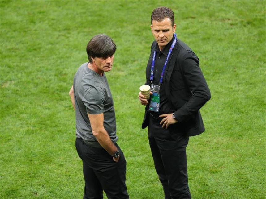 Russlandreise von Löw und Bierhoff Joachim Löw will gemeinsam mit Teammanager Oliver Bierhoff (r.) die Gegebenheiten für die WM 2018 in Augenschein nehmen.