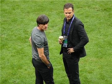 Joachim Löw will gemeinsam mit Teammanager Oliver Bierhoff (r.) die Gegebenheiten für die WM 2018 in Augenschein nehmen.