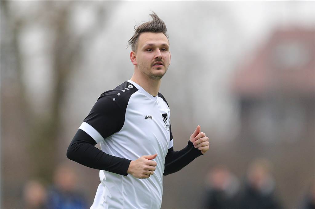 Im Gemeindederby Rivalen, aber mehr als beste Freunde neben dem Feld: „Leider trifft der Blödmann“ Joachim Mrowiec erzielte für den FC Nordkirchen den Treffer zum 2:2-Endstand.