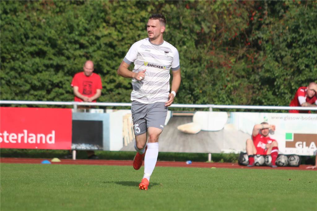 Aufstieg im Blick: FC Nordkirchen II fehlen nur noch vier Siege Joachim Mrowiec läuft auf dem Fußballplatz.