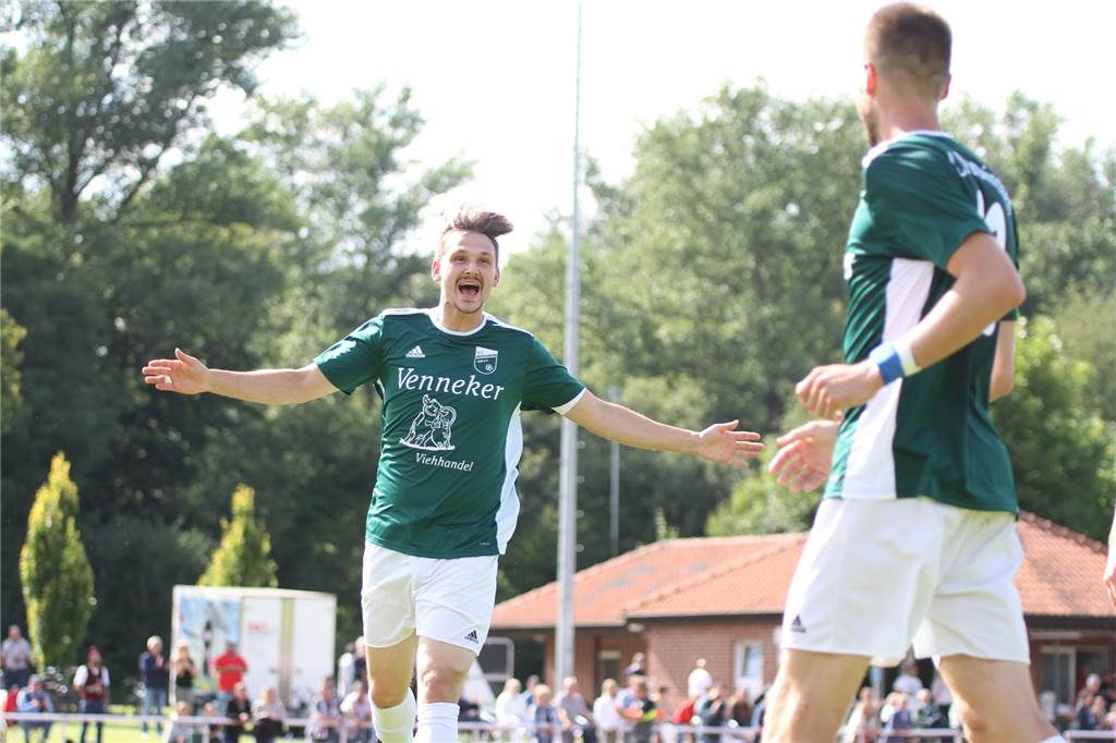 „Geisteskrank“: Stiepermann-Brüder und FC Nordkirchen demontieren den Werner SC Joachim Mrowiec (l.) bejubelt sein erstes Tor des Tages nach traumhafter Vorlage von Marco Stiepermann (r.).