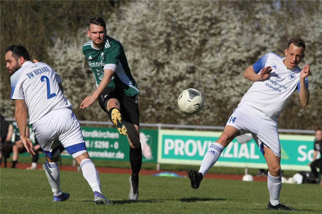 „Ich musste wohl 30 werden“: Joachim Mrowiec freut sich auf schöne Wochen mit dem FC Nordkirchen Joachim Mrowiec (M.) erzielte in dieser Saison schon elf Treffer.