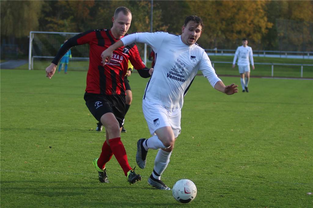 FC Nordkirchen entscheidet das Derby gegen Union Lüdinghausen für sich und liegt in „Lauerstellung“ Joachim Mrowiec (r.) brachte den FC Nordkirchen in Führung.