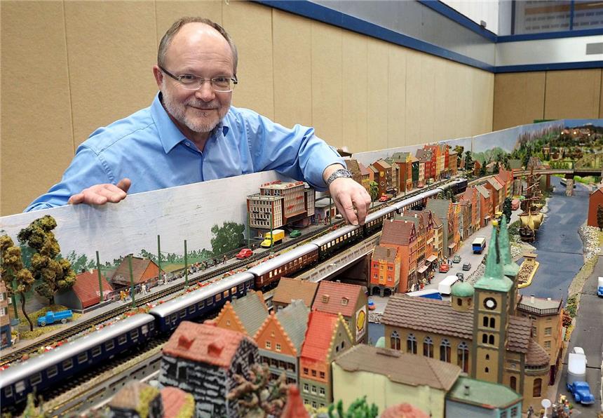 Modell-Eisenbahner fanden ihr Eldorado in der Seestadthalle Joachim Multhaupt hat sich auf die Restaurierung von alten Modell-Gebäuden spezialisiert.