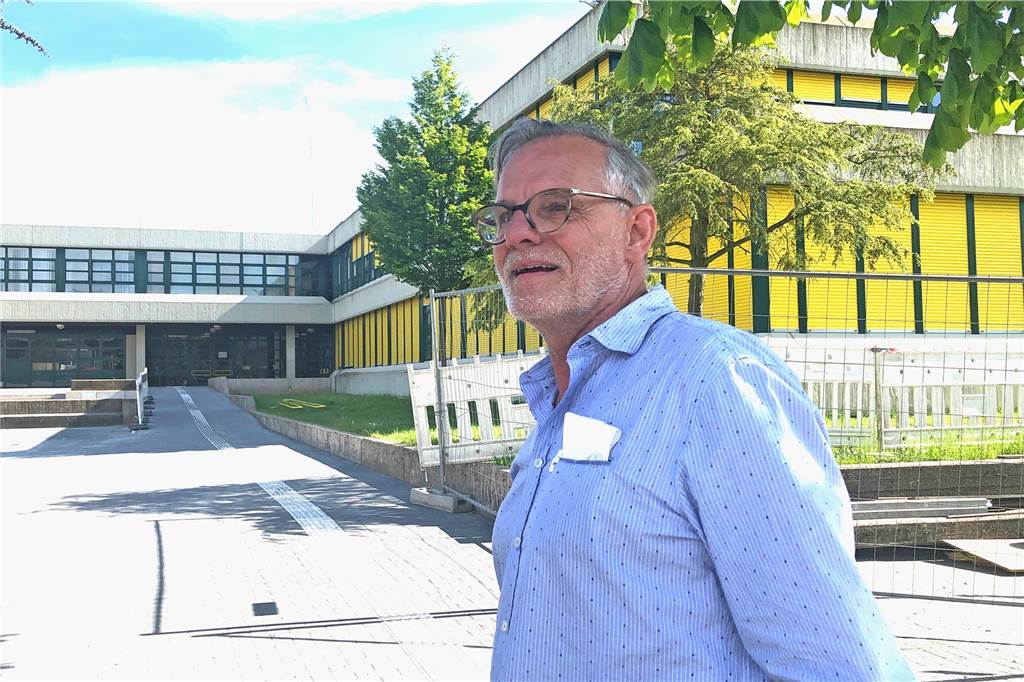 Neuer Schulhof für Halterns Realschule, Votum für Gymnasium-Anbau Joachim Reck lieferte die Ideen für die Schulhof-Umgestaltung. Angelegt wurde bereits eine lange Rampe als behindertengerechter Zugang zur Realschule.