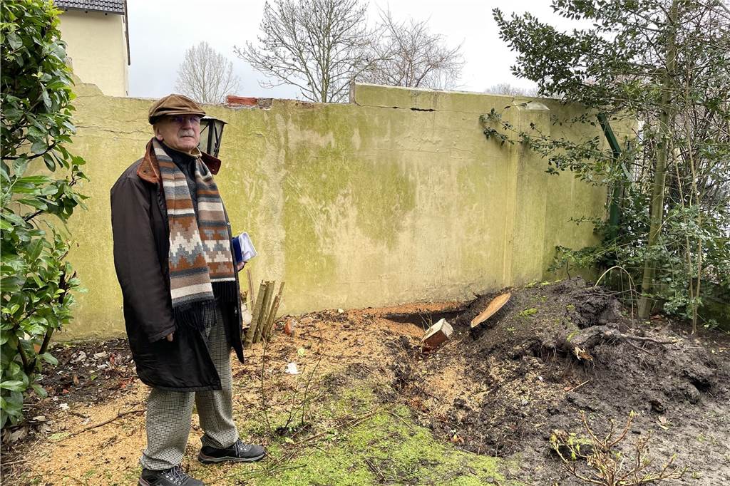Keller und Kirmesplatz unter Wasser: „So schlimm war es noch nie“ Der Dortmunder Joachim Schmittgen steht in einem Garten in Marten. Hier war ein Baum auf eine Mauer gestürzt. Im Boden klafft ein Loch, die Mauer wurde beschädigt.