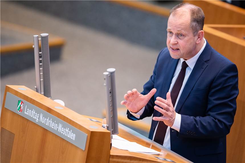NRW will Zehntausende Plätze für Ukraine-Flüchtlinge schaffen Joachim Stamp (FDP), Flüchtlings- und Integrationsminister von Nordrhein-Westfalen, spricht im Landtag.