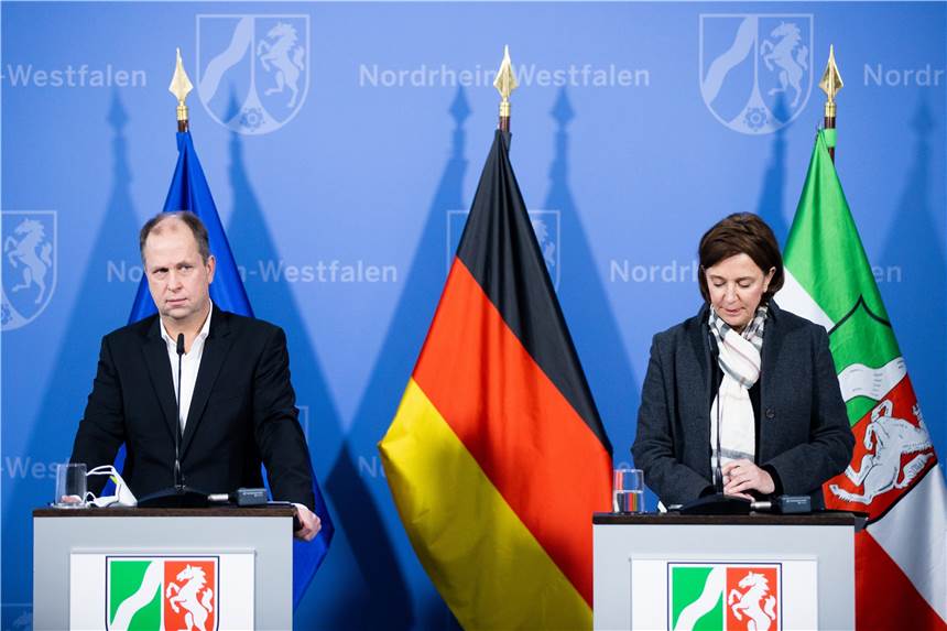 Neue Beschlüsse: Schulen bleiben geschlossen, Kitas im eingeschränkten Betrieb Joachim Stamp (FDP, Kinder- und Familienminister und stellvertretender Ministerpräsident und Yvonne Gebauer (FDP), Schulministerin, gaben in der Staatskanzlei Auskunft darüber, wie wie es an Kitas und Schulen in der Corona-Krise weitergeht. Das Kabinett der nordrhein-westfälischen Landesregierung hatte zuvor in einer Sondersitzung darüber entschieden.