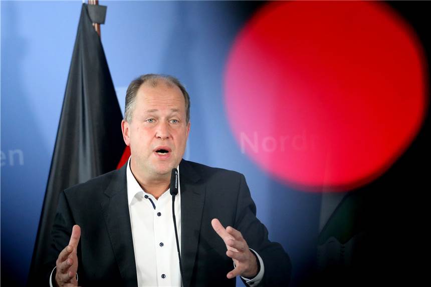 Stamp fordert Absage aller Präsenzgottesdienste – Laschet gegen ein Verbot in NRW Joachim Stamp (FDP), stellvertretender Ministerpräsident von Nordrhein-Weszfalen, spricht während einer Pressekonferenz. Stamp hat die Kirchen in Deutschland zur Absage aller Präsenzgottesdienste zu Weihnachten aufgerufen.