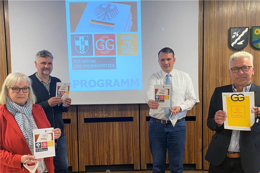 Volles Programm mit Prominenten in der Dorstener Woche des Grundgesetzes Joachim Thiehoff (Büro für Bürgerengament, Ehrenamt und Sport), Sabine Fischer (Leiterin der Stadtagentur), Bürgermeister Tobias Stockhoff und Uwe Senftleben (Botschafter des Stadtdialogs für Menschenwürde, Demokratie und Respekt) haben das Programm der Woche des Grundgesetzes im Ratssaal vorgestellt.