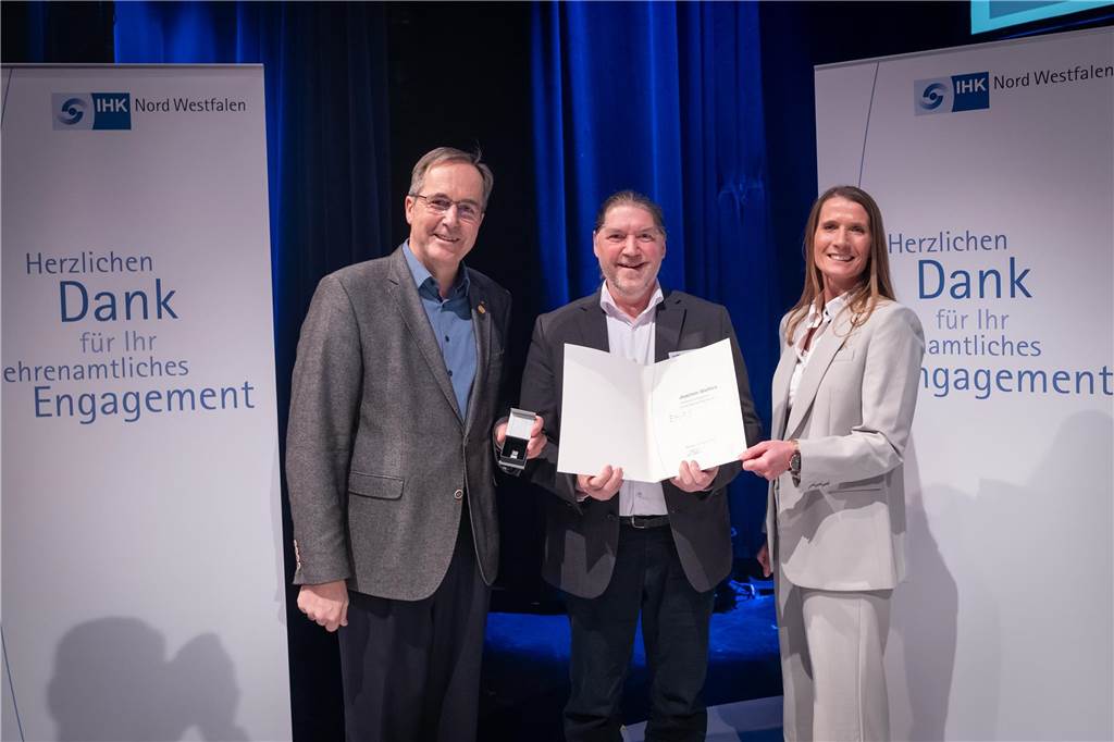 Industrie- und Handelskammer zeichnet mehrere Dorstener aus Joachim Weffers (M.) aus Dorsten, der von IHK-Vizepräsidentin Tatjana Hetfeld und IHK-Vizepräsident Helmut Rüskamp (l.) für seine Verdienste nach 20 Jahren als ehrenamtlicher Prüfer in der Aus- und Weiterbildung der IHK Nord Westfalen mit der Silbernen IHK-Ehrennadel geehrt wurde.
