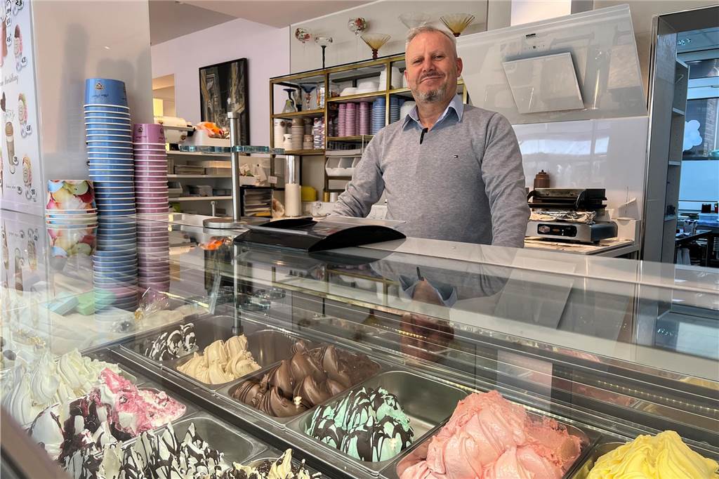 Eiscafés ziehen Preise an: Erhöhung tut Filippo Belbruno in der Seele weh Joao Borges möchte seinen Kundinnen und Kunden im Schlosscafé San Remo neue Eis-Kreationen anbieten.