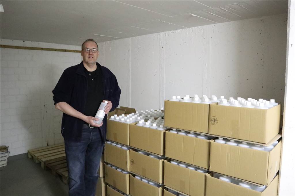 Caritas schlägt Alarm: Vorräte an Schutzausrüstung gehen zur Neige – Nachschub kommt nicht an Jochen Albers kümmert sich beim Caritasverband Ahaus-Vreden aktuell um den zentralen Einkauf. In Sachen Desinfektionsmittel ist das Lager noch ausreichend gefüllt, anders sieht es bei Schutzbekleidung und Schutzmasken aus.