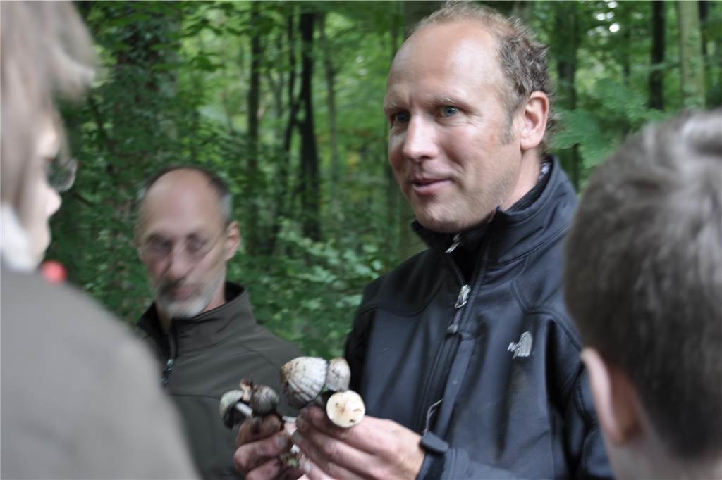 Experte warnt vor Pilzvergiftungen: „Nicht auf Apps allein verlassen“ Jochen Beier bietet in Kooperation mit der VHS Lünen und der Waldschule Cappenberg Pilzwanderungen an. Er empfiehlt, das Pilz-Wissen immer wieder aufzufrischen.