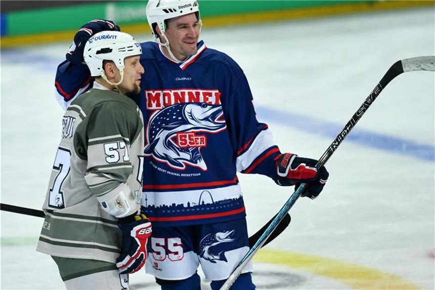 Ex-Eishockey-Profis Hecht und Arendt verabschieden sich Jochen Hecht (r) und Ronny Arendt verabschieden sich von den Fans mit einem Spiel in Mannheim. Foto: Uwe Anspach