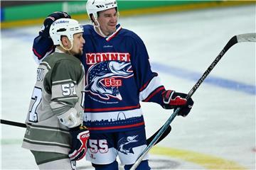 Jochen Hecht (r) und Ronny Arendt verabschieden sich von den Fans mit einem Spiel in Mannheim. Foto: Uwe Anspach