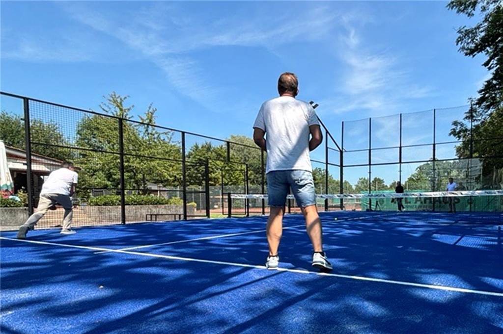 Erster Padel-Court: So will der VFL Ahaus durch Trend-Sportart punkten Jochen Honekamp, Frank Schaten, Jürgen Rotering und Detlef Hink beim Padel-Tennis auf den neuen Tennis-Courts in Ahaus.