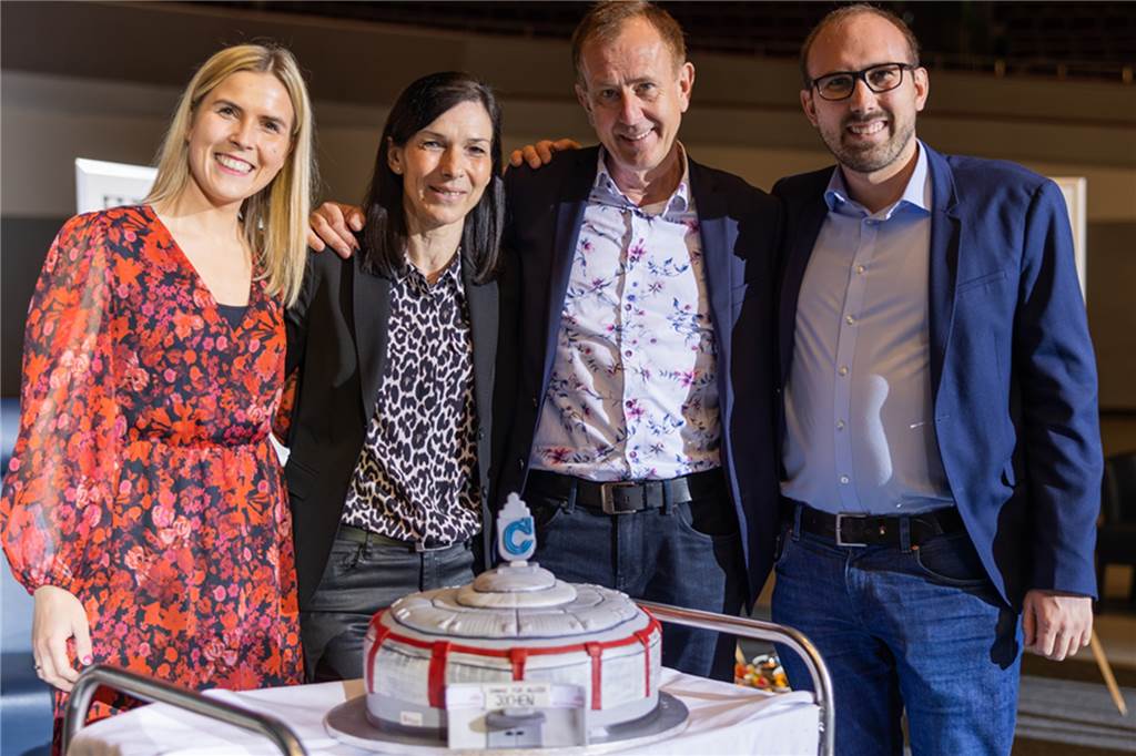 Was Helene Fischer und die Kelly Family Dortmund zu verdanken haben Jochen Meschke (2.v.r.) erhielt von seinem Team zum Abschied eine detailverliebte „Westfalenhalle-Torte".