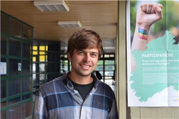 Jochen Pröbsting, Lehrer am Joseph-König-Gymnasium in Haltern, steht neben einem Wahlplakat für die U-18-Bundestagswahl.